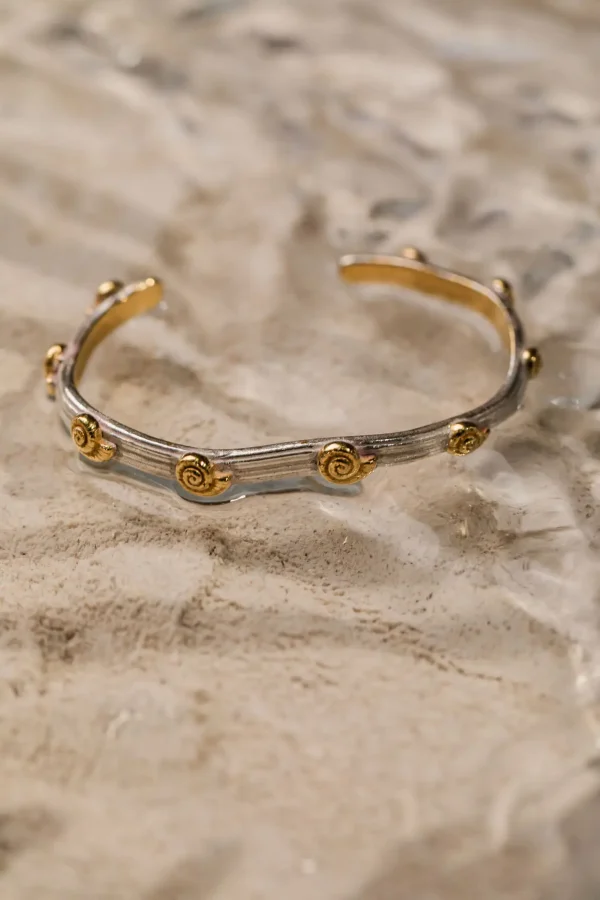 Pulseiras Hoyara, peça sobre areia