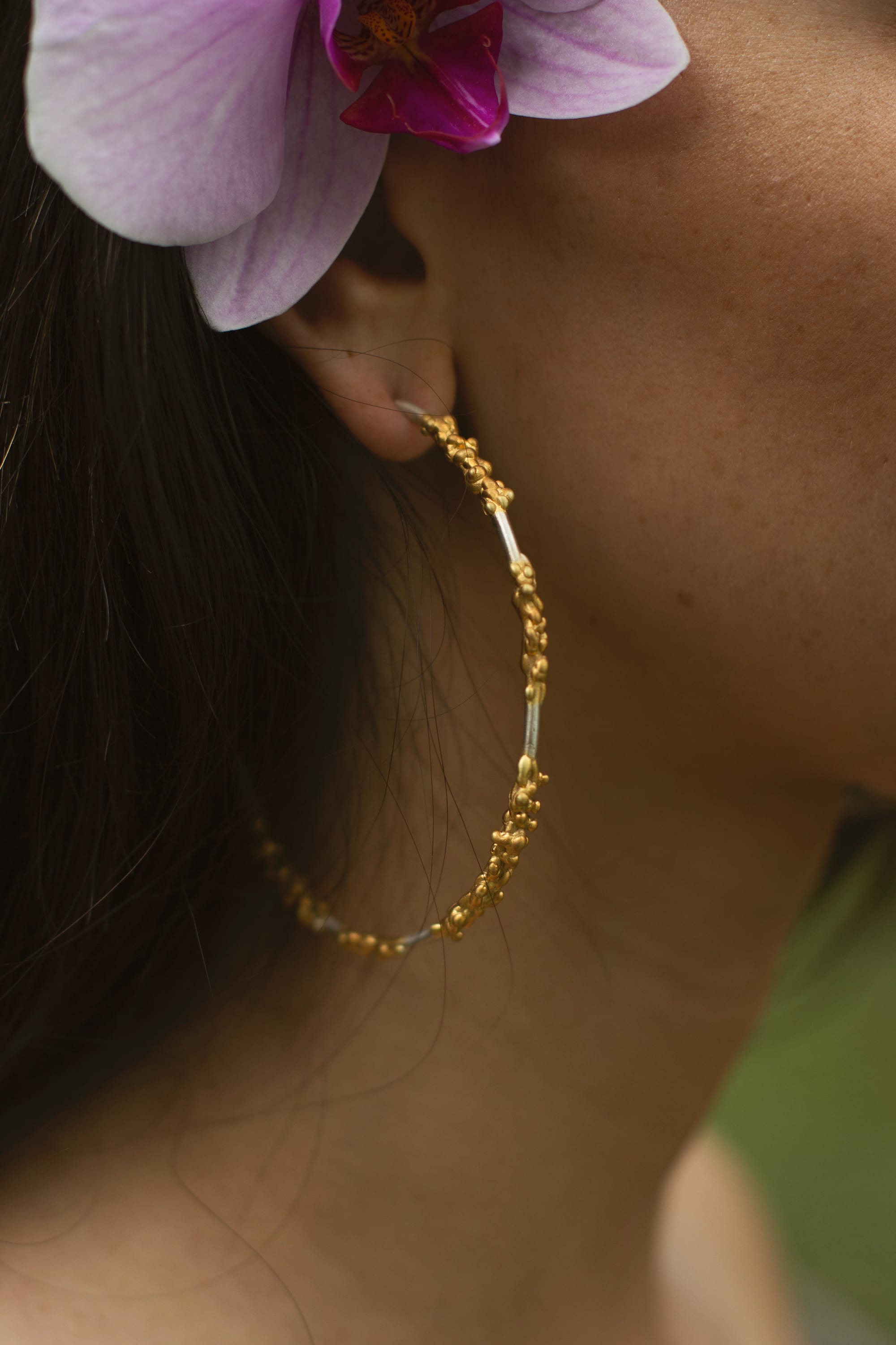 Brincos Hoyara, argola de ouro com orquídea